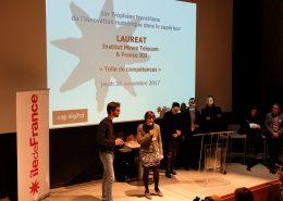 Frédérique Vincent (directrice de l’enseignement et de l’international de l’IMT) et Baptiste Gautier (IMT Atlantique) reçoivent le Trophée le 30 novembre