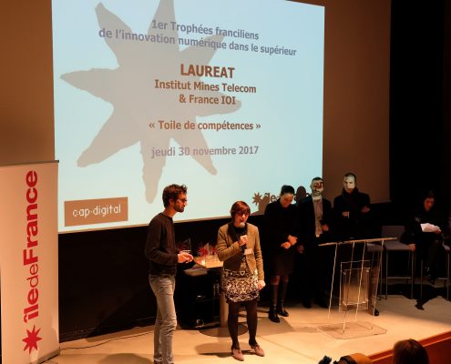 Frédérique Vincent (directrice de l’enseignement et de l’international de l’IMT) et Baptiste Gautier (IMT Atlantique) reçoivent le Trophée le 30 novembre