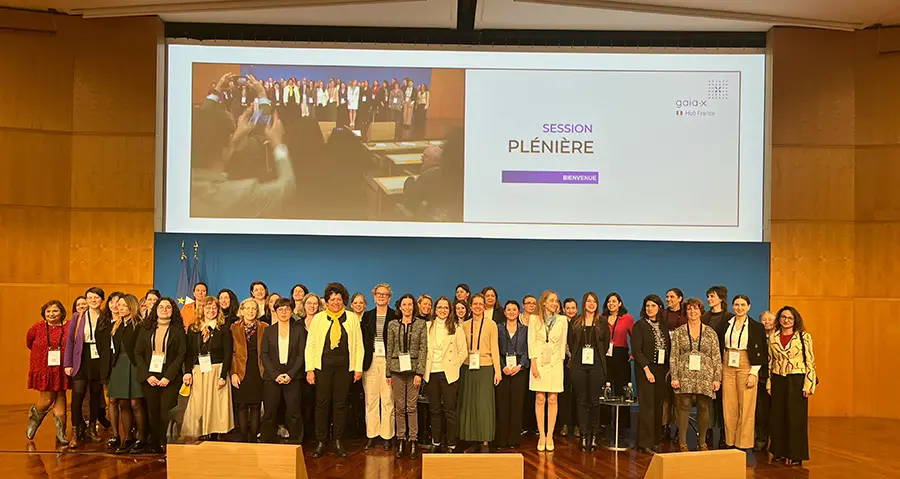 plénière du Hub France Gaia-X : Photo de groupe de toutes les femmes présentes travaillant dans les domaines de l'industrie, du numérique et de la recherche 